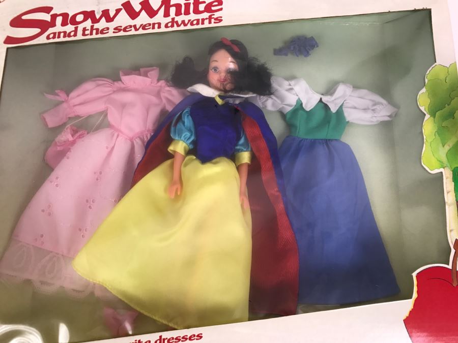 Vintage Snow White And The Seven Dwarfs Doll With Clothes New In Box [Photo 3]