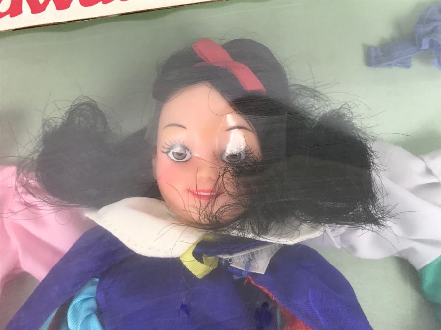 Vintage Snow White And The Seven Dwarfs Doll With Clothes New In Box [Photo 2]