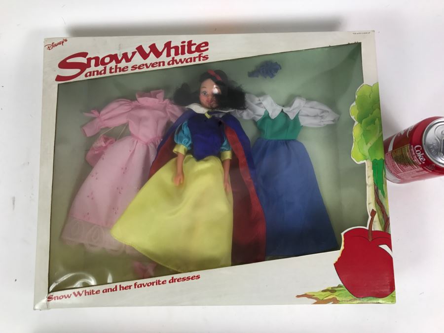 Vintage Snow White And The Seven Dwarfs Doll With Clothes New In Box [Photo 1]