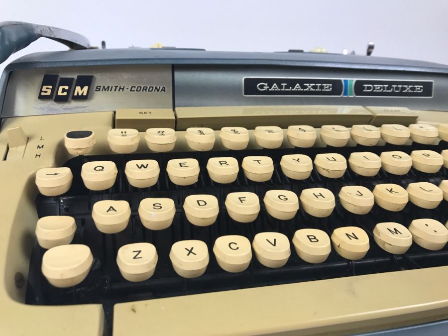 Smith-Corona Galaxie Deluxe Blue Typewriter With Case [Photo 8]