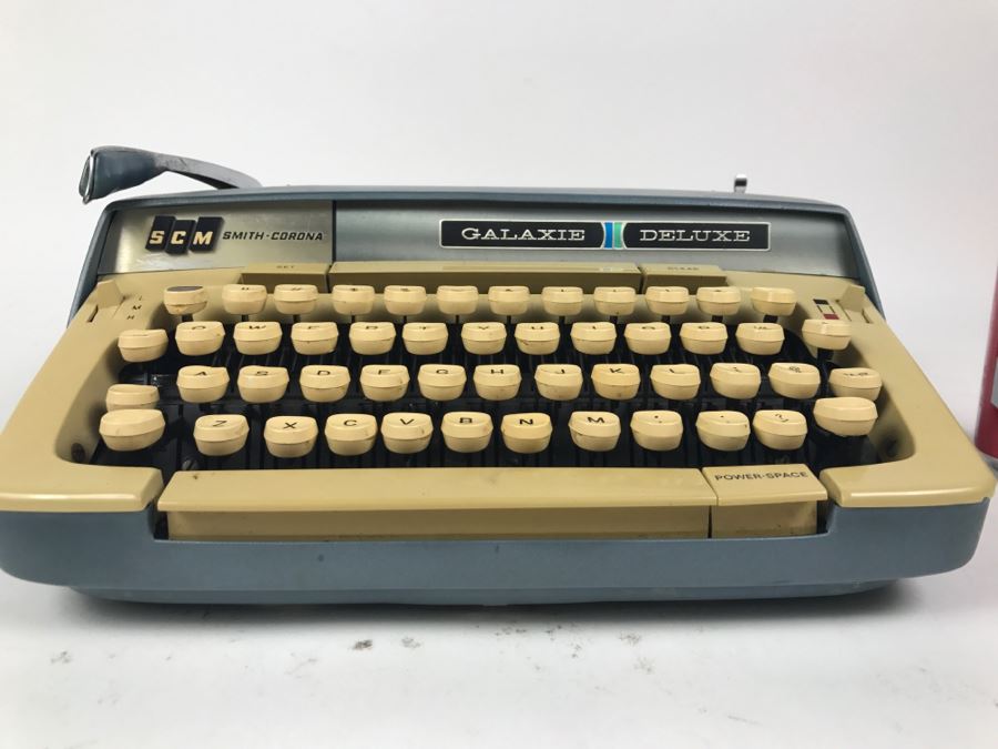 Smith-Corona Galaxie Deluxe Blue Typewriter With Case [Photo 9]