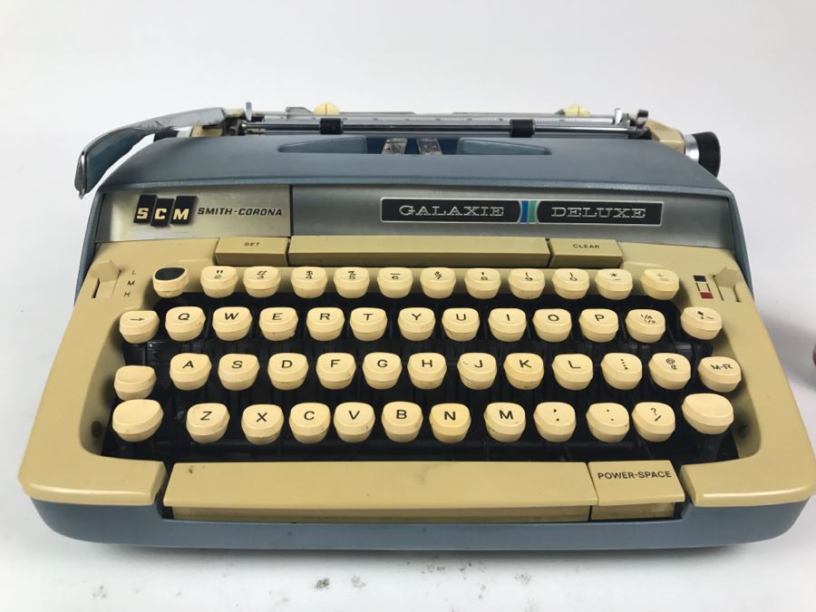 Smith-Corona Galaxie Deluxe Blue Typewriter With Case [Photo 5]