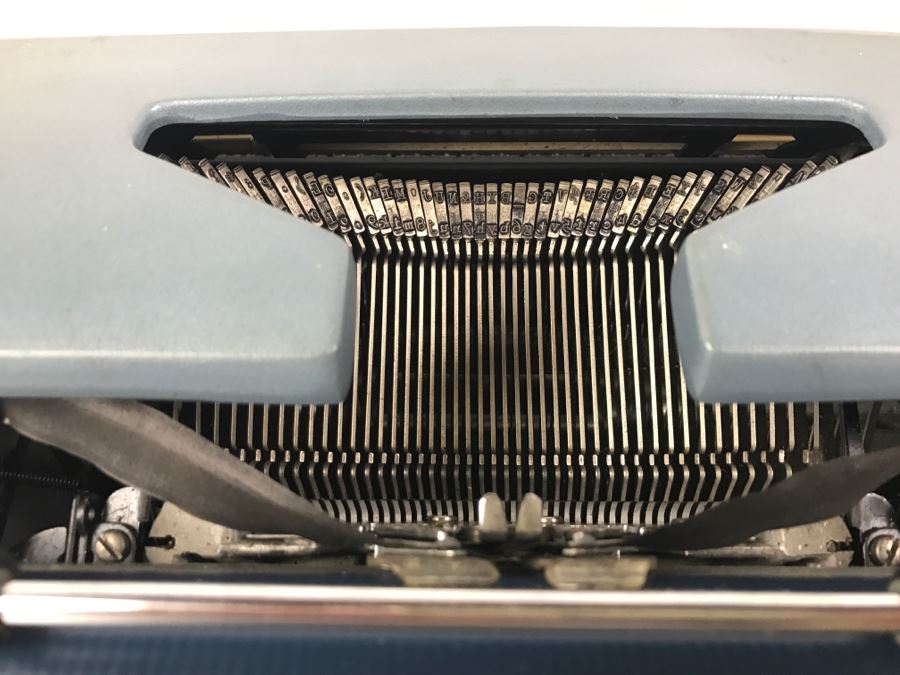 Smith-Corona Galaxie Deluxe Blue Typewriter With Case [Photo 12]