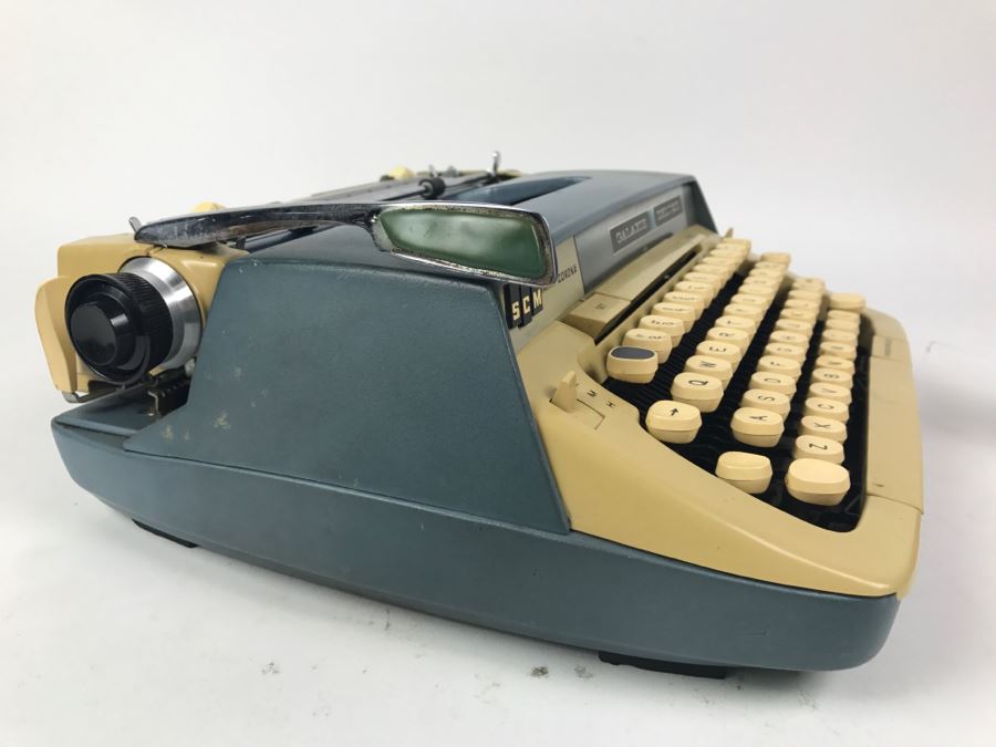 Smith-Corona Galaxie Deluxe Blue Typewriter With Case [Photo 10]