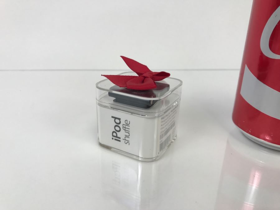 Apple iPod Shuffle 2GB MD779LL/A New In Box [Photo 2]