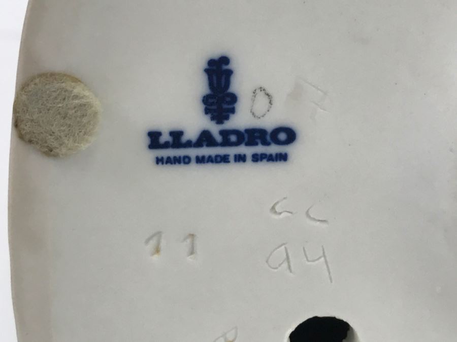 Lladro Figurine Girl With Basket And Dog [Photo 13]