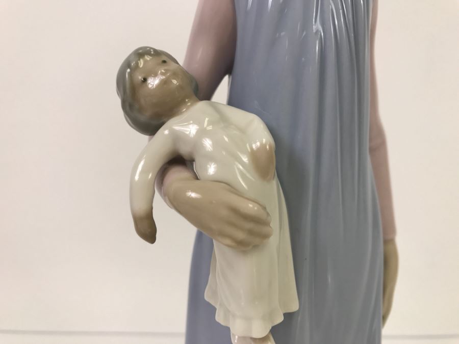 Lladro Figurine Standing Girl Holding Doll [Photo 5]