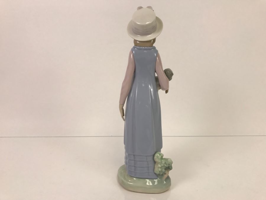 Lladro Figurine Standing Girl Holding Doll [Photo 8]