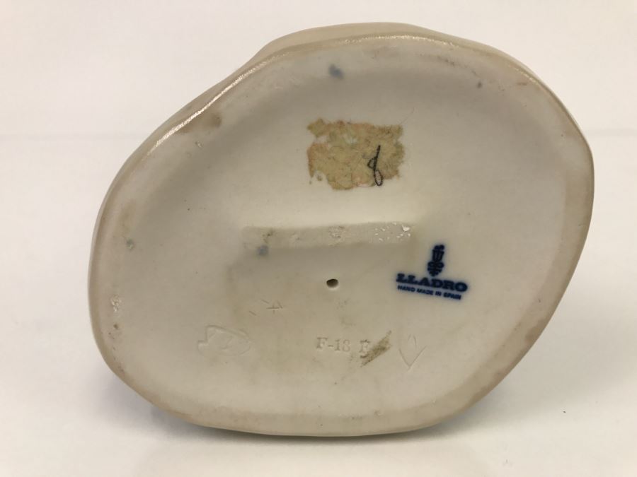 Lladro Figurine Standing Girl Holding Doll [Photo 11]