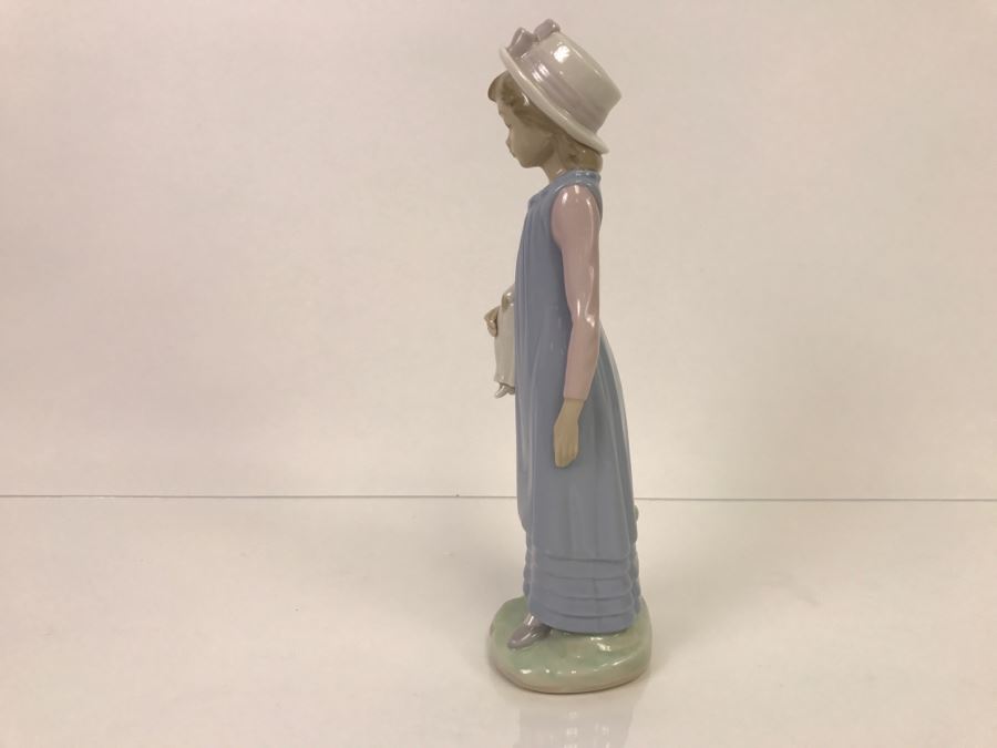 Lladro Figurine Standing Girl Holding Doll [Photo 7]
