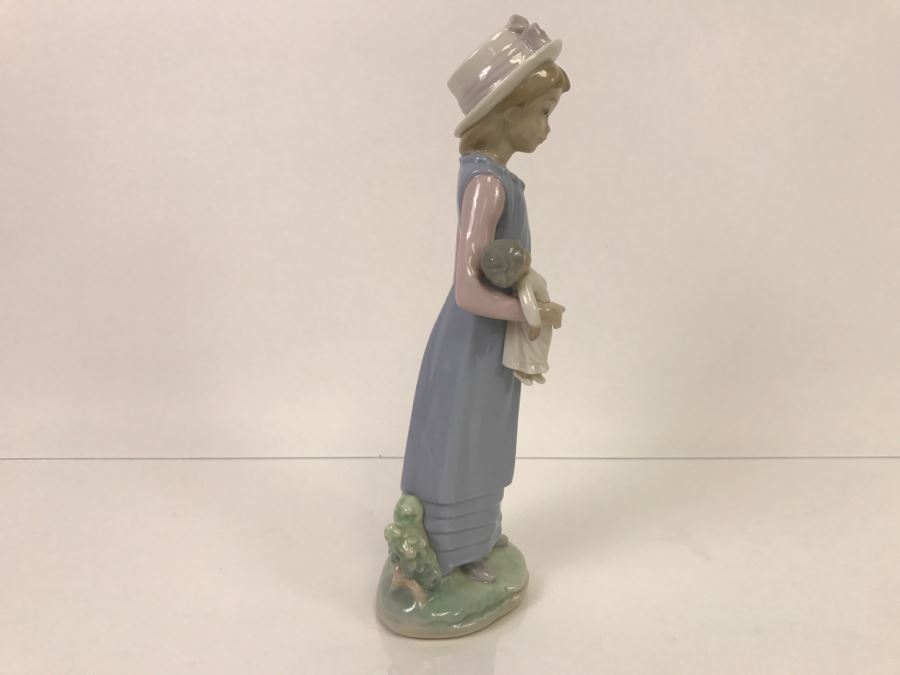 Lladro Figurine Standing Girl Holding Doll [Photo 9]