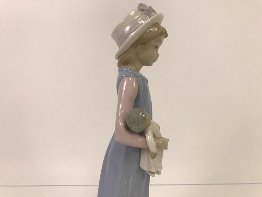 Lladro Figurine Standing Girl Holding Doll [Photo 10]
