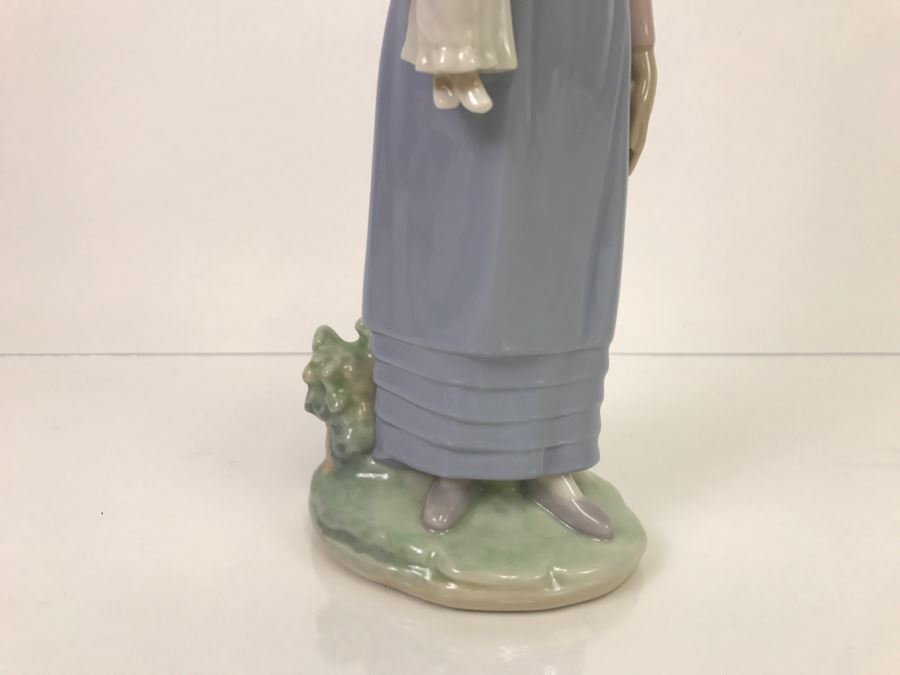 Lladro Figurine Standing Girl Holding Doll [Photo 6]