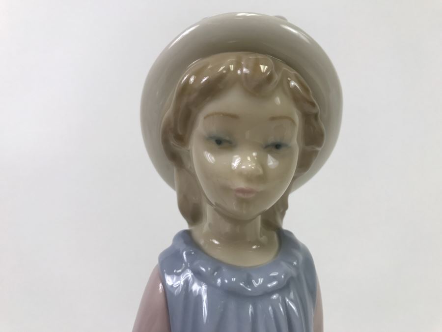 Lladro Figurine Standing Girl Holding Doll [Photo 4]