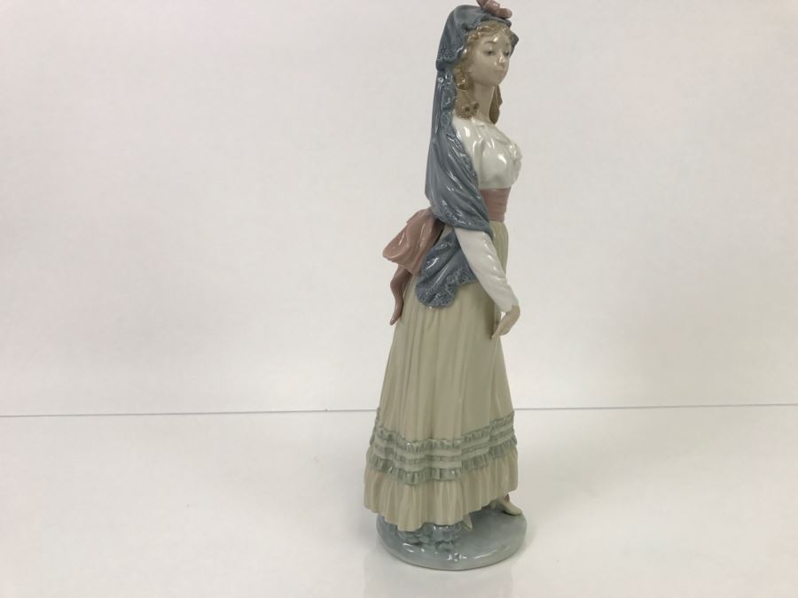 Lladro Figurine Standing Woman