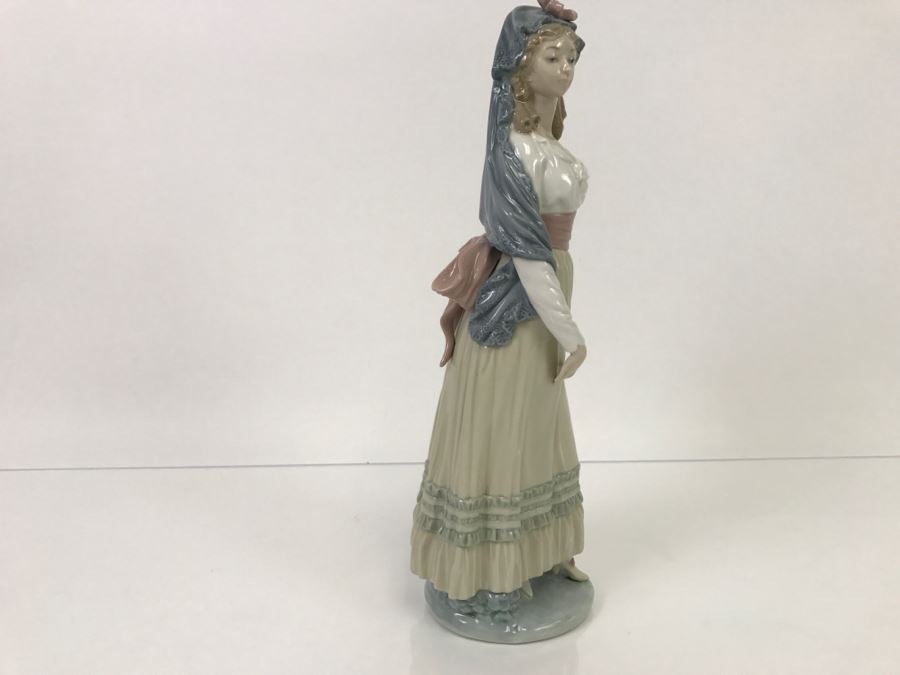 Lladro Figurine Standing Woman [Photo 5]
