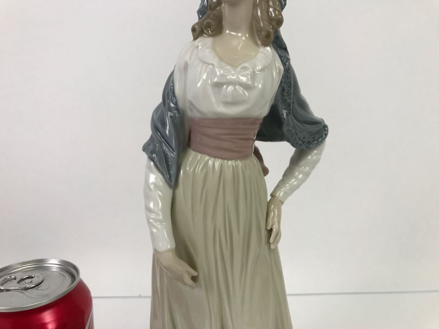Lladro Figurine Standing Woman [Photo 3]