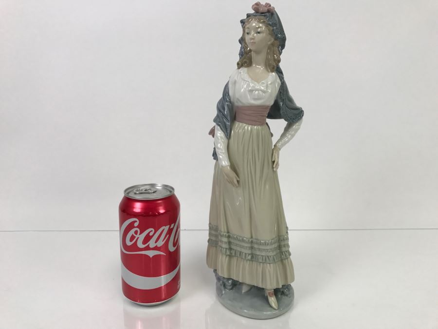 Lladro Figurine Standing Woman [Photo 1]