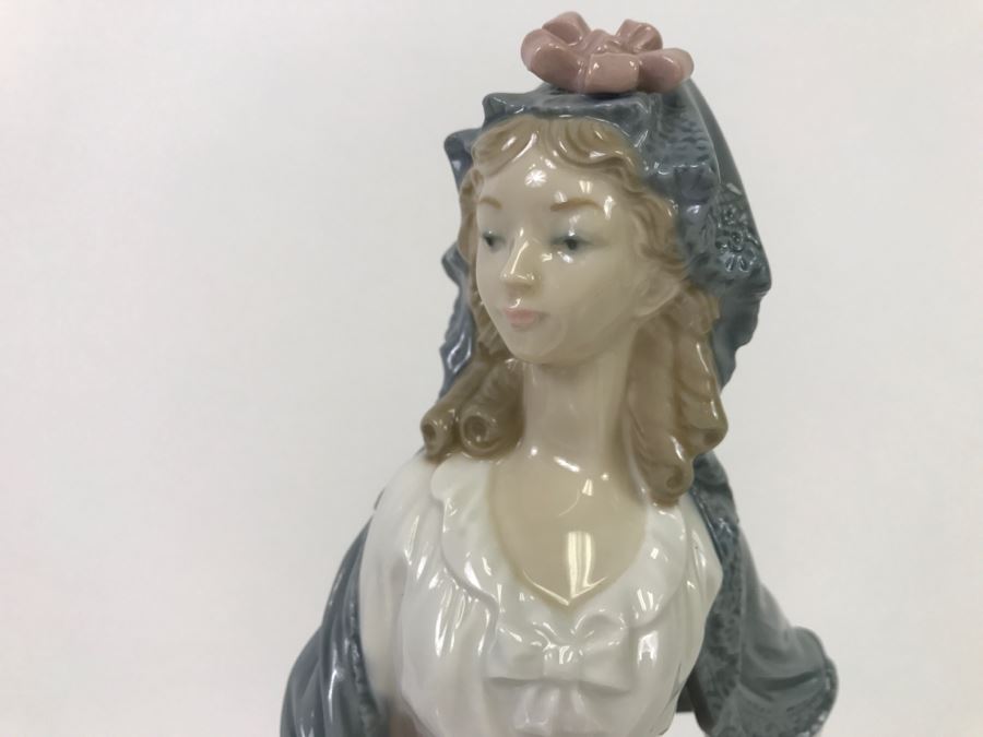 Lladro Figurine Standing Woman [Photo 2]