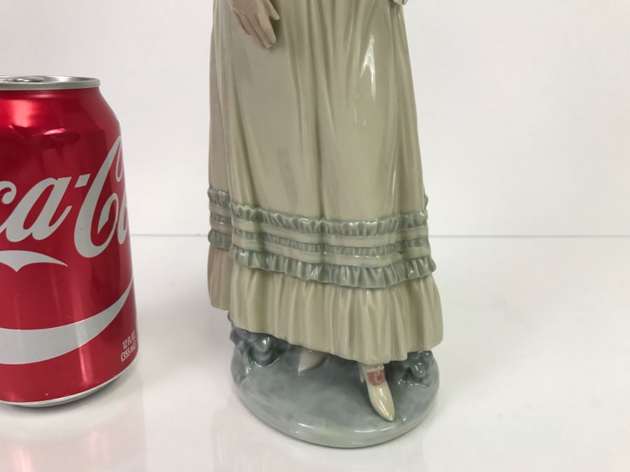 Lladro Figurine Standing Woman [Photo 4]