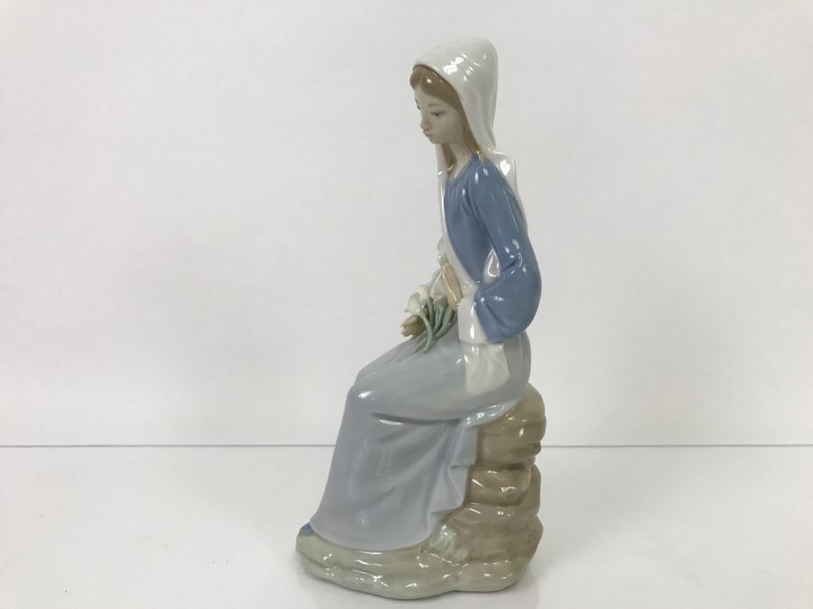 Lladro Figurine Sitting Woman With Flowers [Photo 8]
