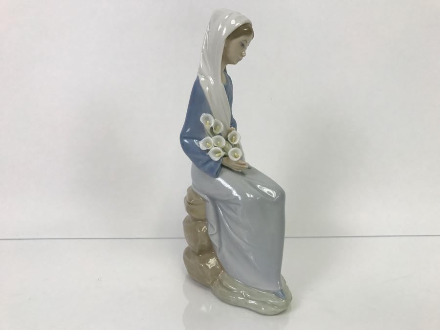 Lladro Figurine Sitting Woman With Flowers [Photo 5]