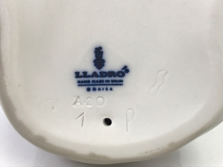 Lladro Figurine Sitting Woman With Flowers [Photo 10]