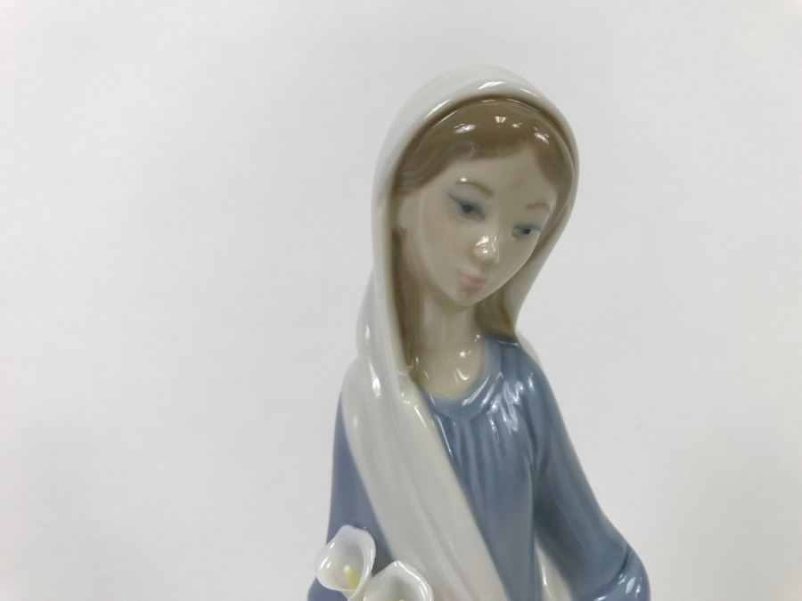 Lladro Figurine Sitting Woman With Flowers [Photo 4]