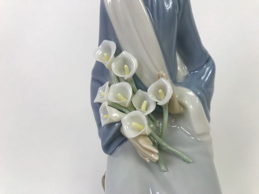 Lladro Figurine Sitting Woman With Flowers [Photo 3]