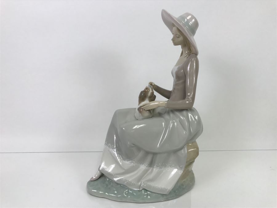 LARGE Lladro Figurine Seated Woman With Hat And Dog On Her Lap [Photo 3]