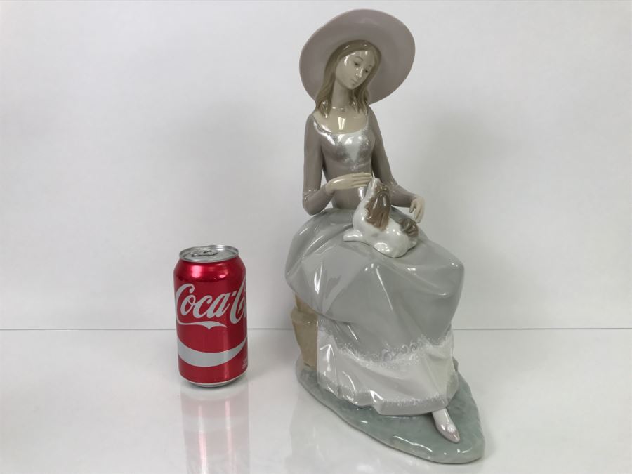 LARGE Lladro Figurine Seated Woman With Hat And Dog On Her Lap [Photo 2]