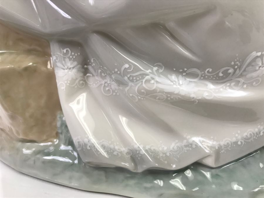 LARGE Lladro Figurine Seated Woman With Hat And Dog On Her Lap [Photo 10]