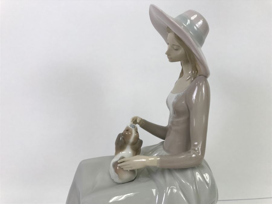 LARGE Lladro Figurine Seated Woman With Hat And Dog On Her Lap [Photo 4]