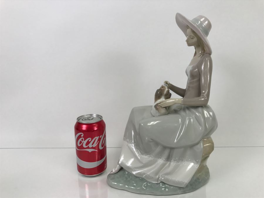 LARGE Lladro Figurine Seated Woman With Hat And Dog On Her Lap [Photo 1]