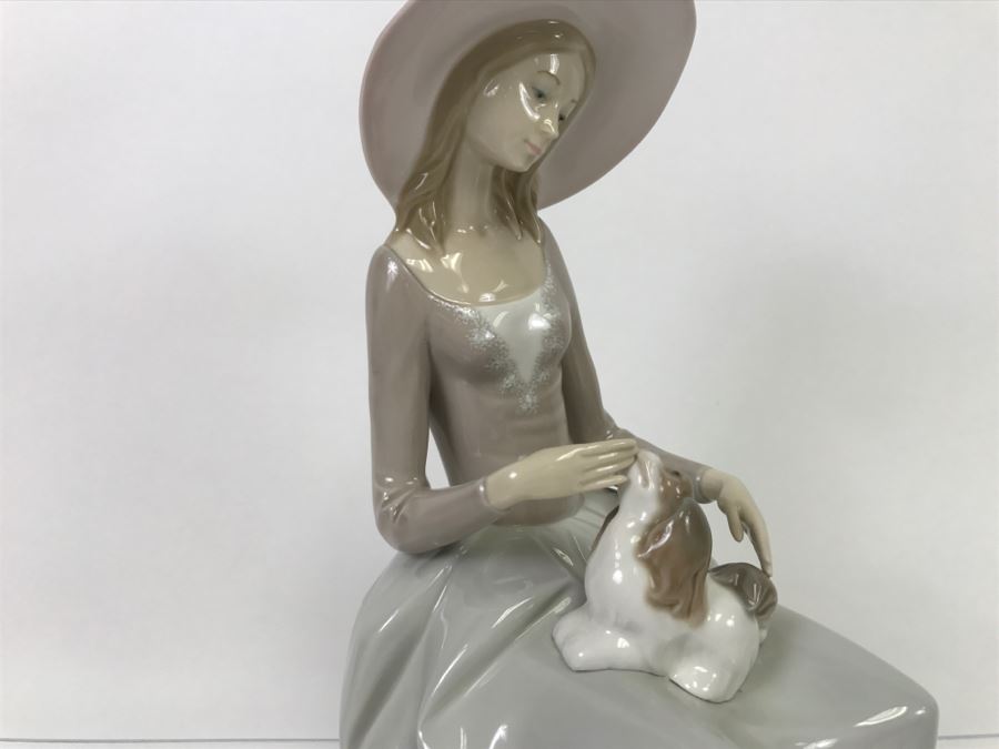 LARGE Lladro Figurine Seated Woman With Hat And Dog On Her Lap [Photo 7]
