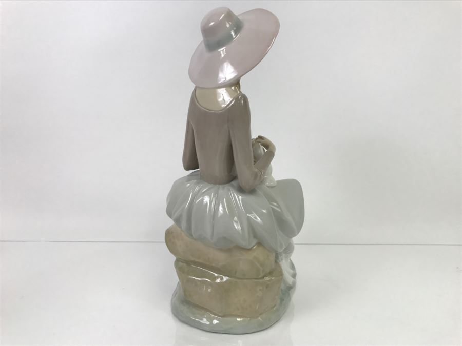 LARGE Lladro Figurine Seated Woman With Hat And Dog On Her Lap [Photo 9]