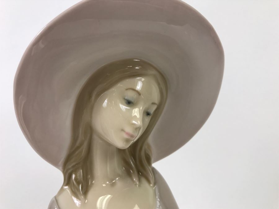 LARGE Lladro Figurine Seated Woman With Hat And Dog On Her Lap [Photo 5]