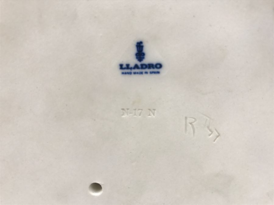 LARGE Lladro Figurine Seated Woman With Hat And Dog On Her Lap [Photo 12]