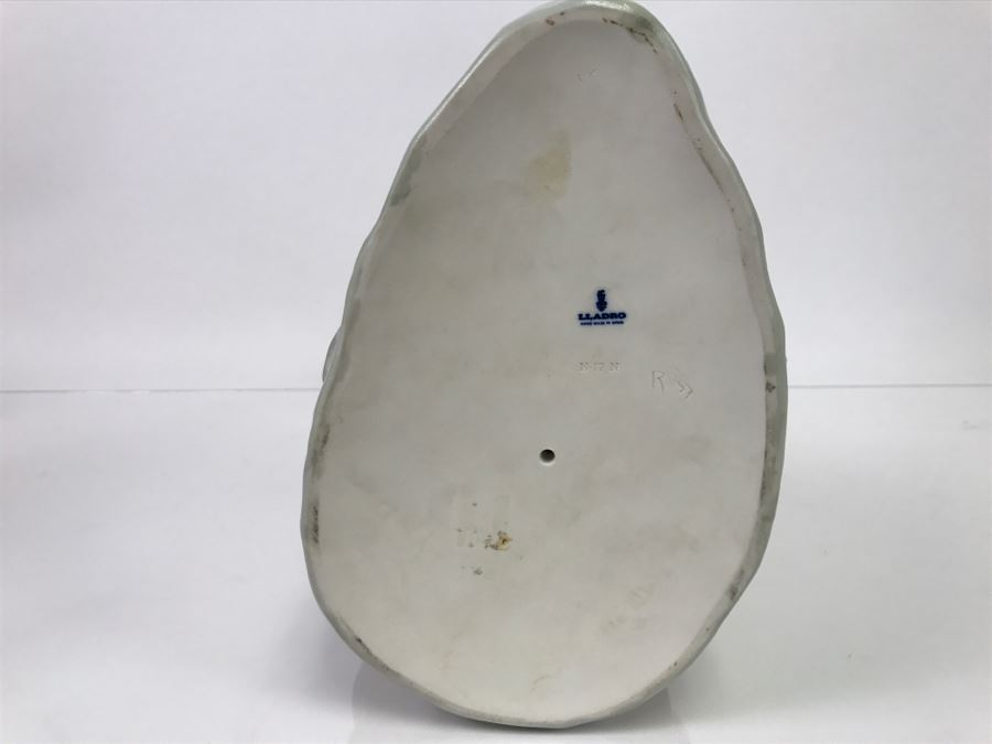 LARGE Lladro Figurine Seated Woman With Hat And Dog On Her Lap [Photo 11]