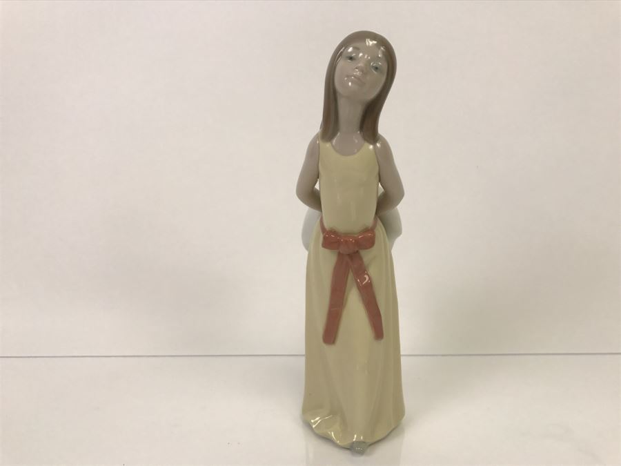 Lladro Figurine Of Girl In Yellow Dress Leaning Over To Kiss  [Photo 2]