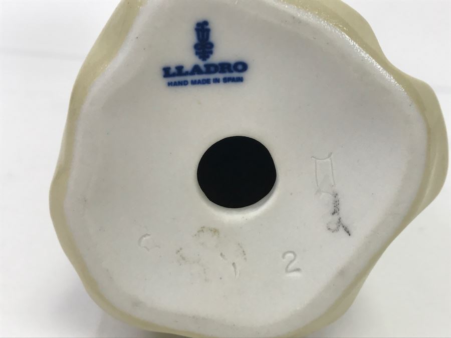 Lladro Figurine Of Girl In Yellow Dress Leaning Over To Kiss  [Photo 8]