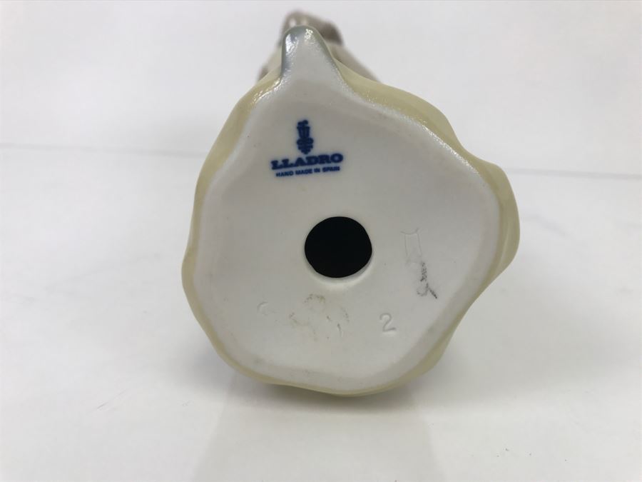 Lladro Figurine Of Girl In Yellow Dress Leaning Over To Kiss  [Photo 7]