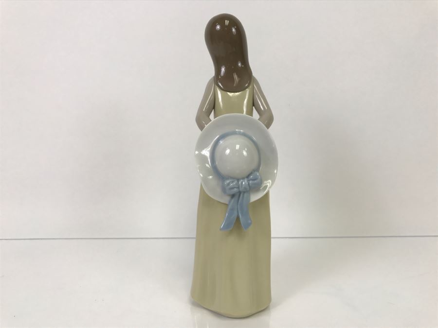 Lladro Figurine Of Girl In Yellow Dress Leaning Over To Kiss  [Photo 5]