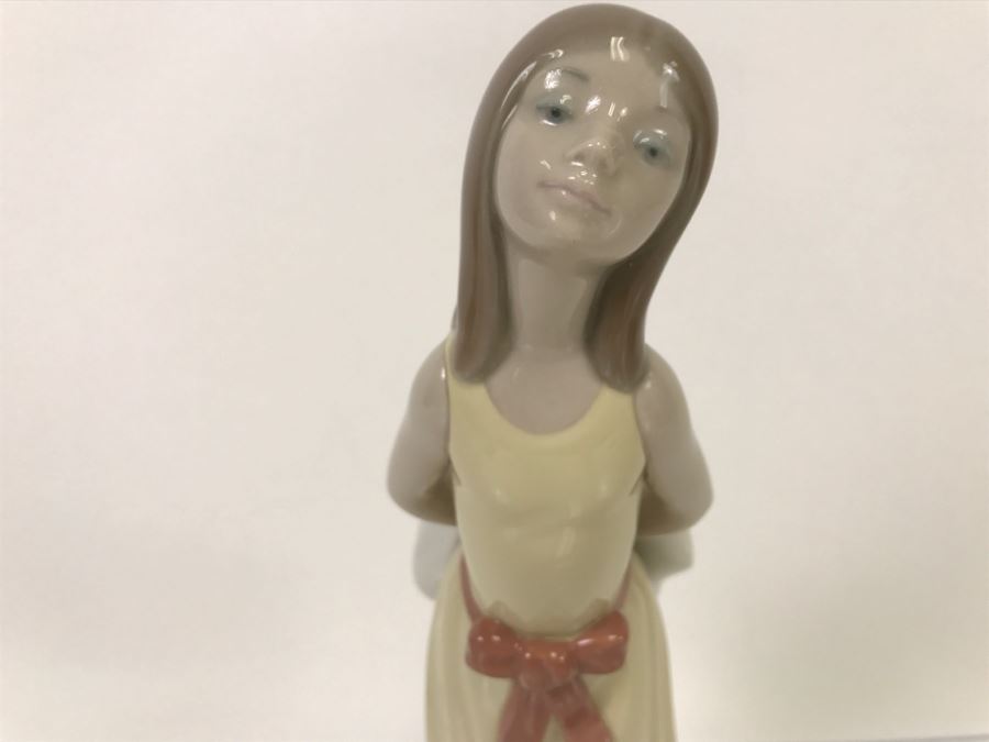 Lladro Figurine Of Girl In Yellow Dress Leaning Over To Kiss  [Photo 3]