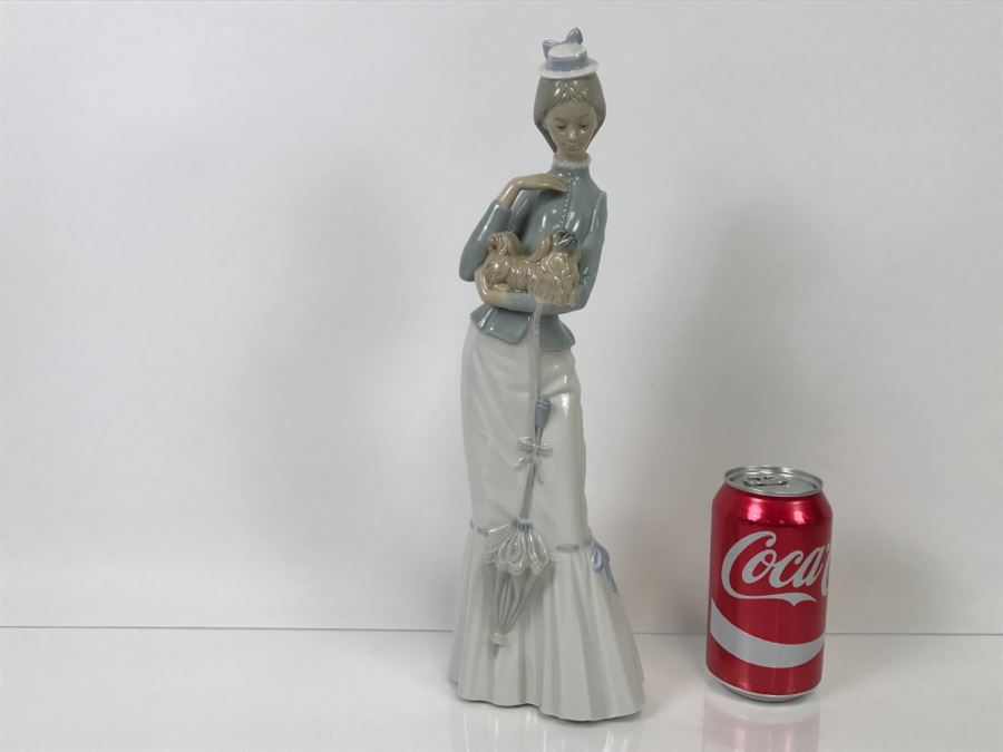 Lladro Figurine Tall #4893 A Walk With The Dog, Woman With Pekingese Dog And Umbrella [Photo 1]