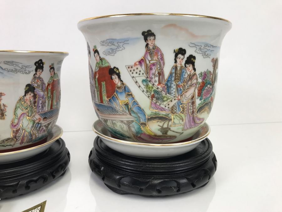 Set Of 3 Chinese Porcelain Planters With Wooden Stands - Scene From 'The Red Mansion' Yi Lin Arts & Treasures Of China [Photo 3]