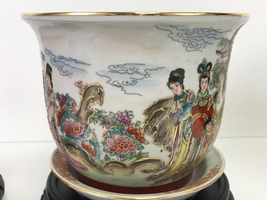 Set Of 3 Chinese Porcelain Planters With Wooden Stands - Scene From 'The Red Mansion' Yi Lin Arts & Treasures Of China [Photo 19]