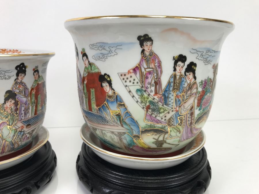 Set Of 3 Chinese Porcelain Planters With Wooden Stands - Scene From 'The Red Mansion' Yi Lin Arts & Treasures Of China [Photo 2]