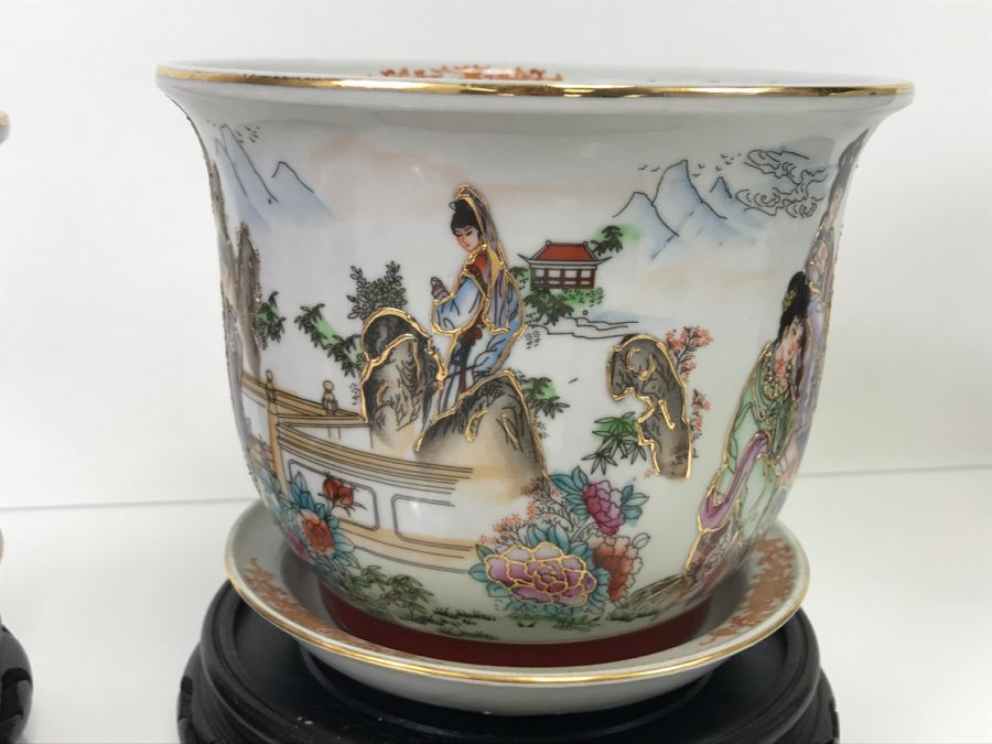 Set Of 3 Chinese Porcelain Planters With Wooden Stands - Scene From 'The Red Mansion' Yi Lin Arts & Treasures Of China [Photo 17]