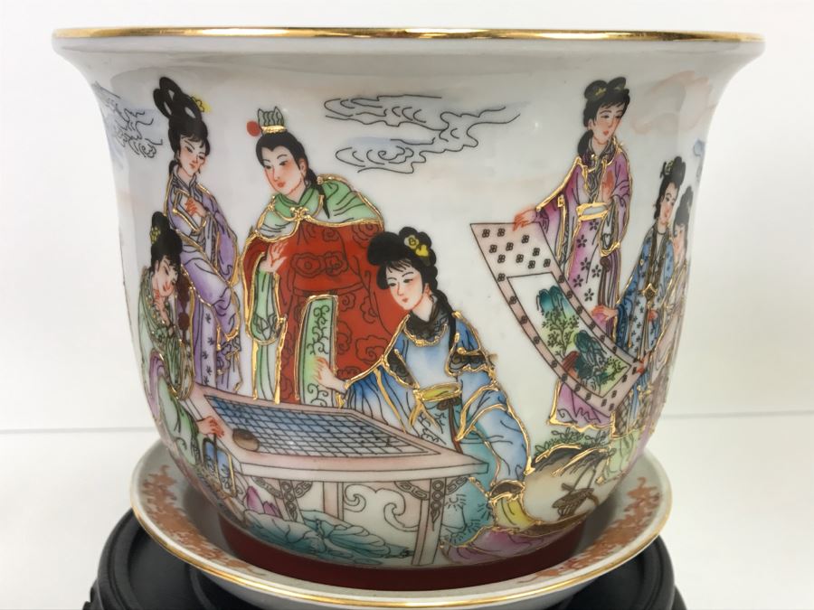 Set Of 3 Chinese Porcelain Planters With Wooden Stands - Scene From 'The Red Mansion' Yi Lin Arts & Treasures Of China [Photo 18]